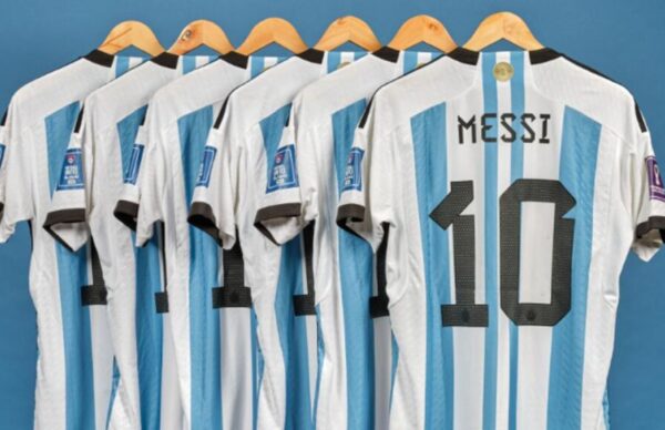 Subasta millonaria: 7,8 millones de dólares por seis camisetas que usó Messi en Qatar 2022