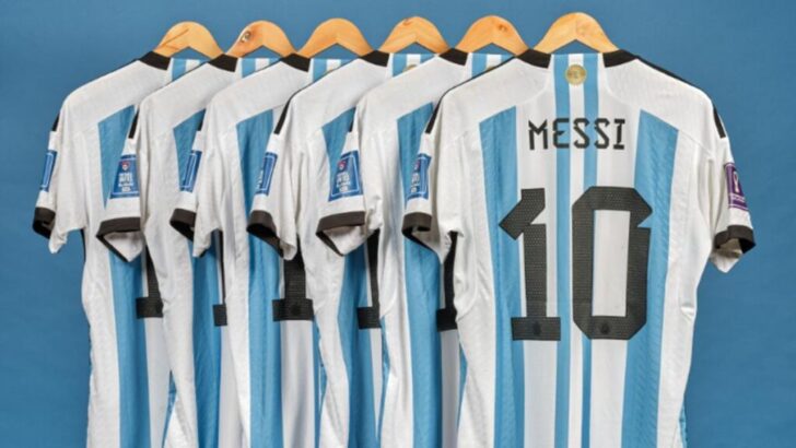 Subasta millonaria: 7,8 millones de dólares por seis camisetas que usó Messi en Qatar 2022