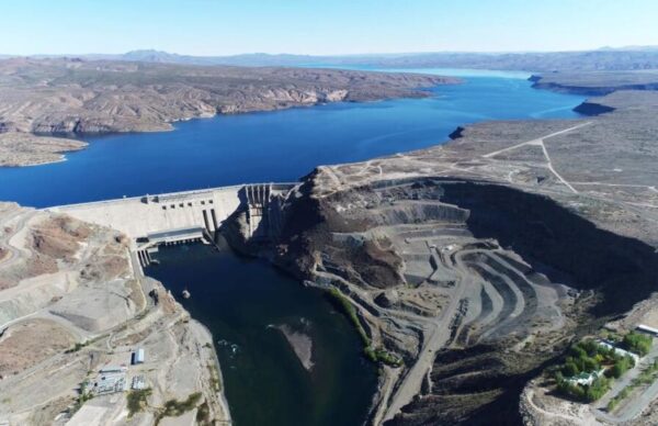 Dos provincias intimaron a Milei por las hidroeléctricas