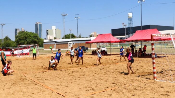 Gran convocatoria del beach handball en el parque “2 de febrero”