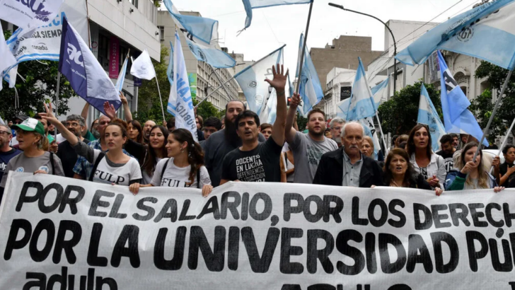 Universidades de todo el país marchan en defensa de la educación pública