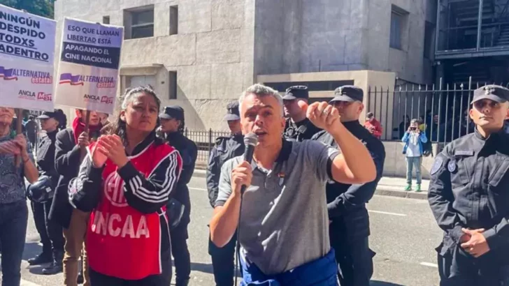 Abrazo simbólico al INCAA por los despidos de 170 trabajadores