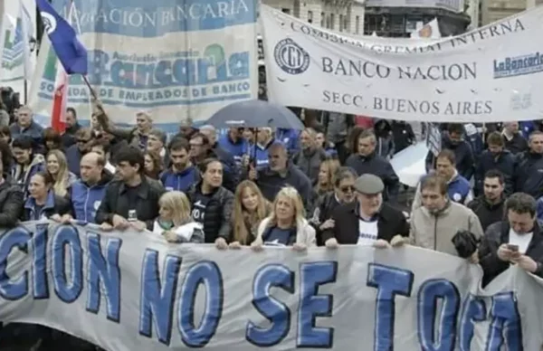 Contra la privatización del Banco Nación, la Bancaria juntó un millón de firmas