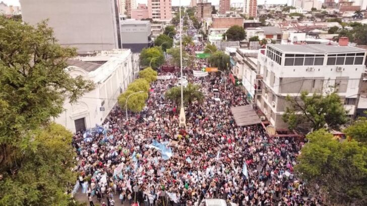 En Resistencia, miles de chaqueños y correntinos marcharon en defensa de la universidad pública